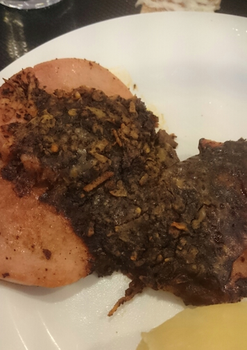 Elise som skickade in det här bidraget skriver att "vi blev serverade den här korven med potatis, jag har ingen aning om vad som är ovanpå." Det vet inte vi heller, frågan är om vi ens vill veta? Elise som skickade in det här bidraget skriver att "vi blev serverade den här korven med potatis, jag har ingen aning om vad som är ovanpå." Det vet inte vi heller, frågan är om vi ens vill veta?